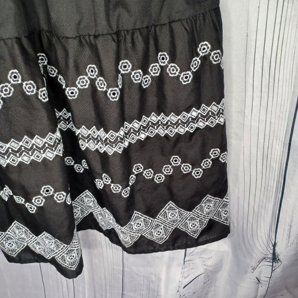 Draper James RSVP Geo Embroidered Short Sleeve Dress - Picture 6 of 15